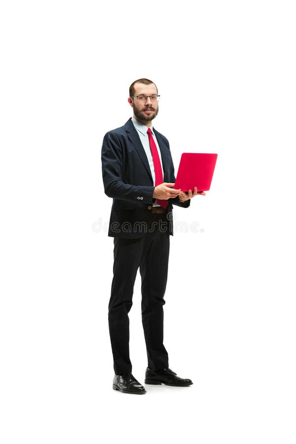 Photo du jeune homme barbu beau se tenant au-dessus du fond blanc de studio avec l'ordinateur portable photographie stock Photo du jeune homme barbu beau se tenant au-dessus du fond blanc de studio avec l'ordinateur portable photographie stock