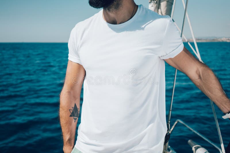 Photo du jeune homme barbu se tenant sur un yacht et photos libres de droits Photo du jeune homme barbu se tenant sur un yacht et photos libres de droits
