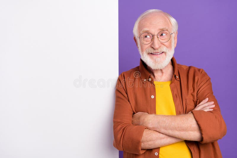 Photo du patron vieil homme look publicité bras croisés portant des lunettes chemise brune isolée sur fond de couleur violet image libre de droits