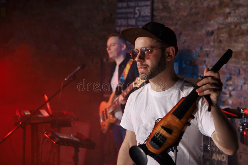 Photo en gros plan de l'homme jouant le violon électrique images stock Photo en gros plan de l'homme jouant le violon électrique images stock