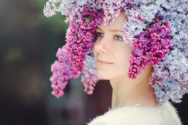 Photo extérieure de mode d'une belle jeune femme aux yeux bleus Couleur de ressort belle fille blonde en fleurs lilas Parfum avec photo stock Photo extérieure de mode d'une belle jeune femme aux yeux bleus Couleur de ressort belle fille blonde en fleurs lilas Parfum avec photo stock