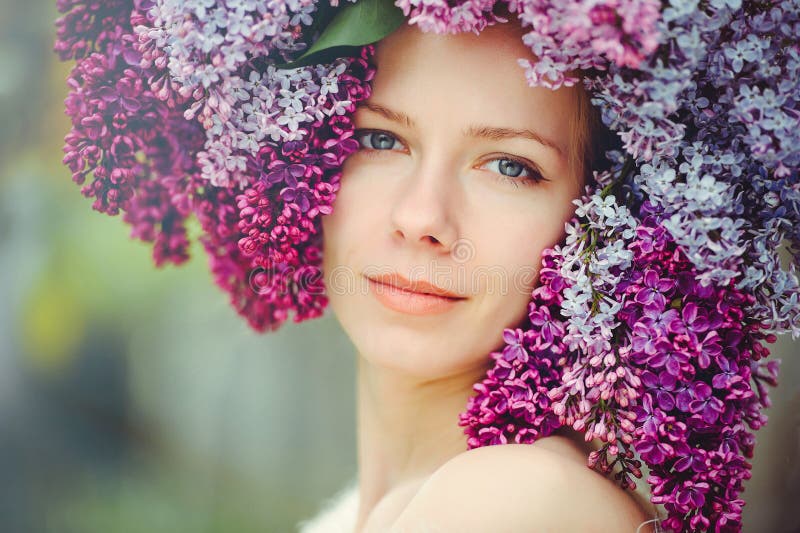 Photo extérieure de mode d'une belle jeune femme aux yeux bleus Couleur de ressort belle fille blonde en fleurs lilas Parfum avec images libres de droits Photo extérieure de mode d'une belle jeune femme aux yeux bleus Couleur de ressort belle fille blonde en fleurs lilas Parfum avec images libres de droits