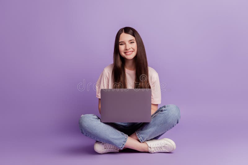 Xem ngay bức ảnh hai cô gái cùng sử dụng chiếc laptop đầy năng lượng và tinh tế trong thiết kế. Với sự kết hợp độc đáo giữa trang phục và cách đặt tay trên bàn phím, bạn sẽ bị thu hút bởi sự tươi trẻ và quyến rũ của hai cô gái này.