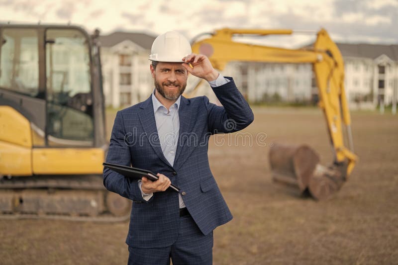 Fotografie de supraveghetor fericit cu proiect de afaceri în hardware. supraveghetor cu proiect de afaceri. royalty free stock images