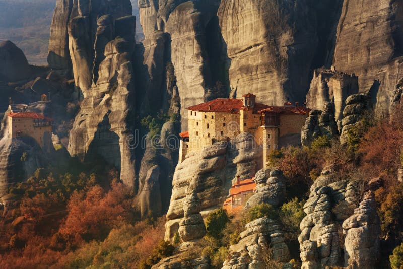 De santo monasterio uno de muchos monasterios, rocas a acantilados grecia.