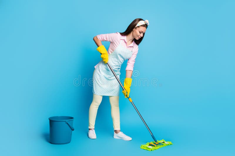 Photo Intégrale De Côté De Profil De Balai Professionnel Concentré De  Plancher De Lavage De La Fille De Travailleur Propre à Utili Image stock -  Image du corvées, beau: 193973449