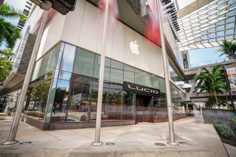 Apple Store in Miami Downtown - MIAMI, UNITED STATES - FEBRUARY 20, 2022 –  Stock Editorial Photo © 4kclips #551971646