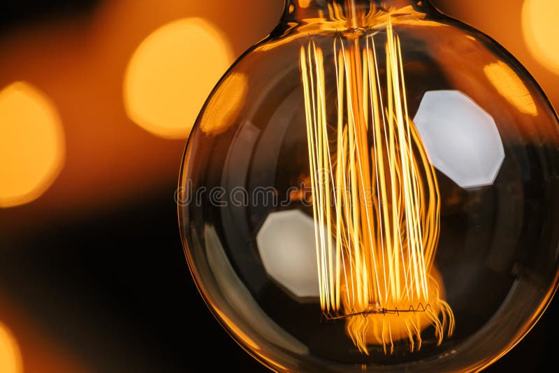 Photo macro de filaments d'une ampoule incandescente ou de tungstène. Le fond bokeh