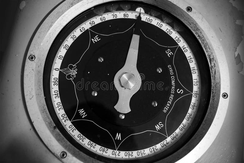 Photo monochrome de vieux répétiteur nautique de compas gyroscopique photos stock Photo monochrome de vieux répétiteur nautique de compas gyroscopique photos stock