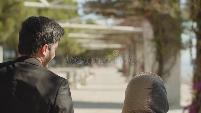Photo moyenne d'un couple arabe heureux banque de vidéos