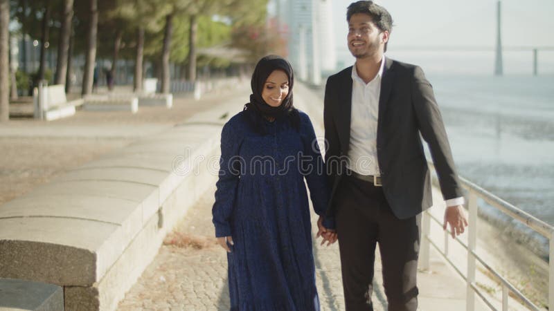 Photo moyenne d'un couple musulman heureux marchant le long du quai banque de vidéos