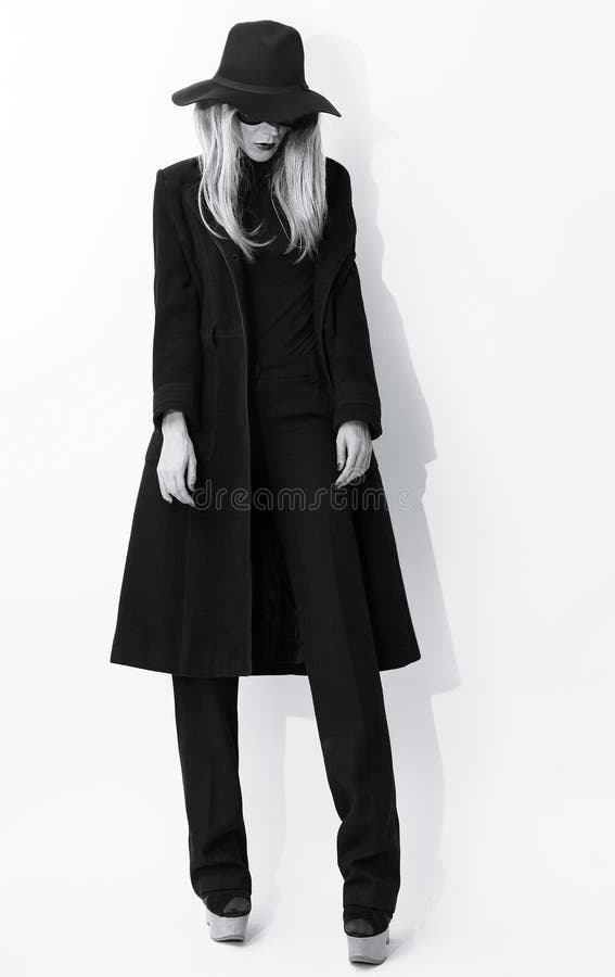 Photo noire et blanche de mode Blonde fascinante dans le manteau classique images libres de droits Photo noire et blanche de mode Blonde fascinante dans le manteau classique images libres de droits