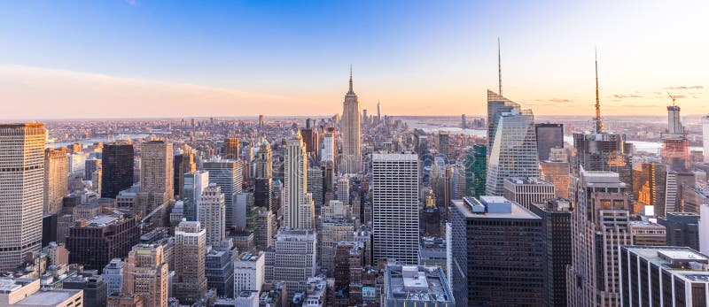 Photo panoramique d'horizon de New York City dans le centre ville de Manhattan avec l'Empire State Building et les gratte-ciel au images stock Photo panoramique d'horizon de New York City dans le centre ville de Manhattan avec l'Empire State Building et les gratte-ciel au images stock