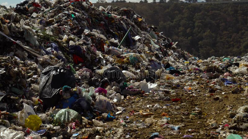 Photo panoramique d'une décharge de la ville. Pollution plastique 4k banque de vidéos
