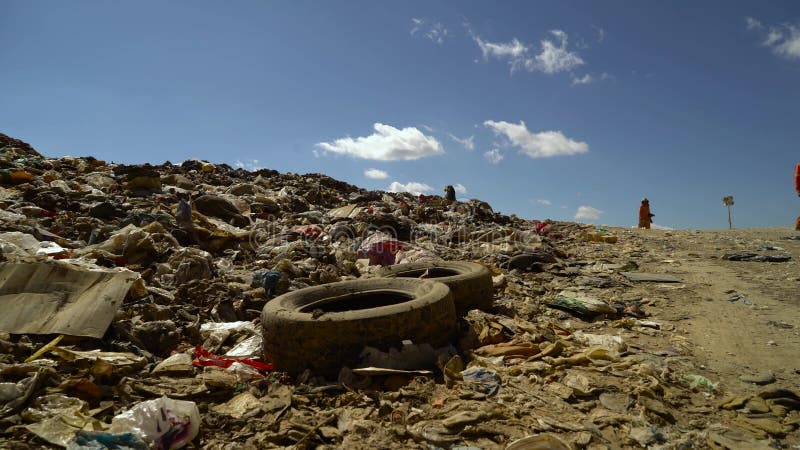 Photo panoramique d'une décharge de la ville. Pollution plastique 4k banque de vidéos