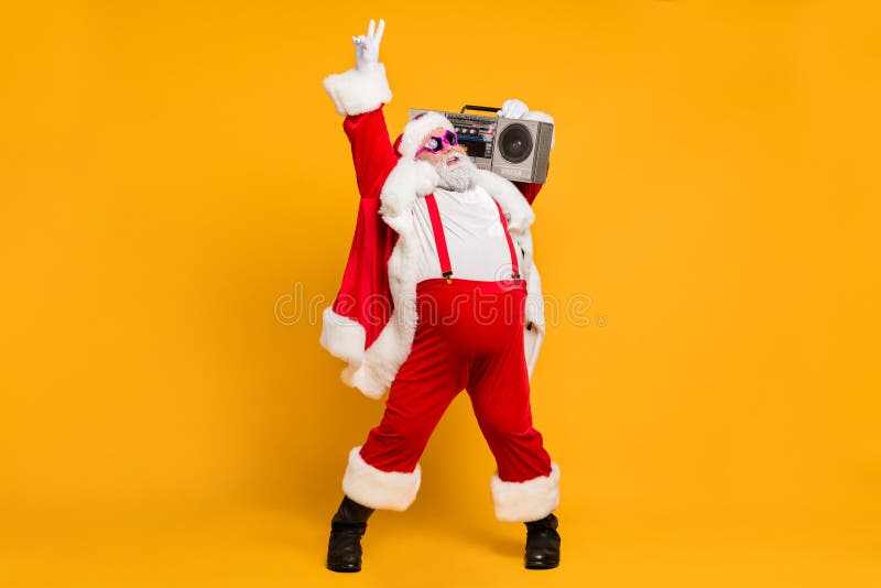 Photo pleine dimension de l'embonpoint amusant Noël barbe blanche grand-père tenir rétro boombox show v signes amusants sur x