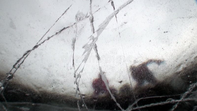 Photo sous-marin sous la glace des joueurs de hockey avec la rondelle sur le lac baikal. clips vidéos