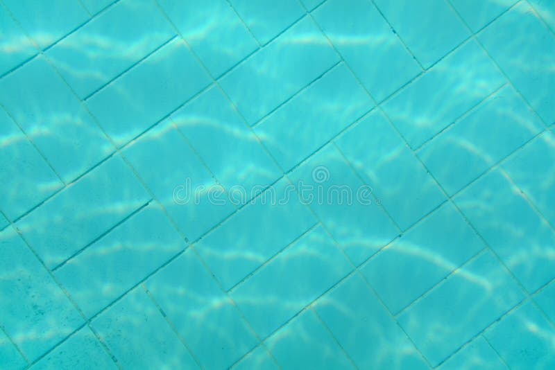 Photo sous-marine - le vieux fond de piscine Les tuiles bleues modèlent évident sur le plancher Fond abstrait de l'eau photos libres de droits Photo sous-marine - le vieux fond de piscine Les tuiles bleues modèlent évident sur le plancher Fond abstrait de l'eau photos libres de droits