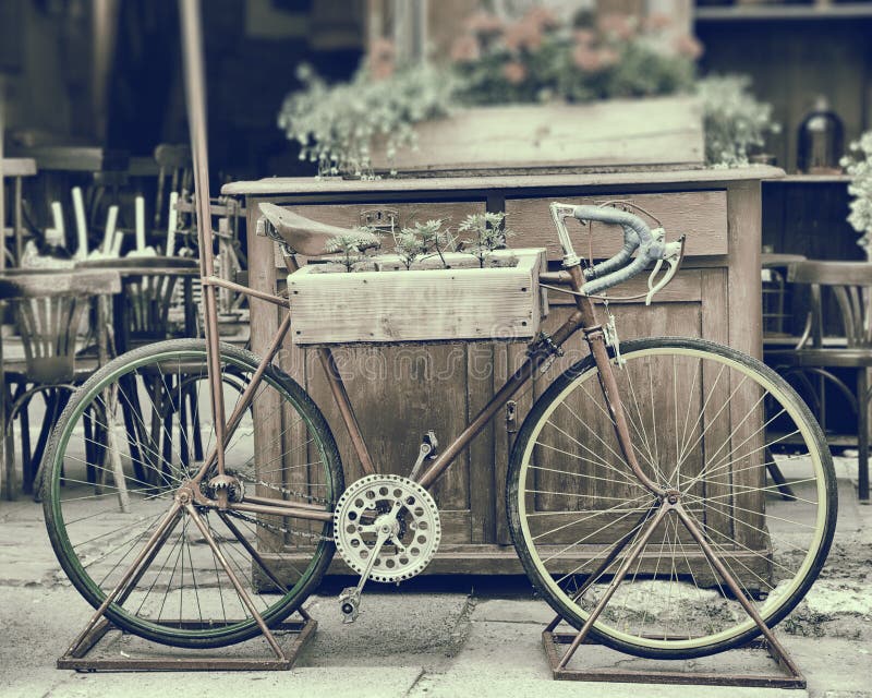 Photo stylisée de vintage de vieille bicyclette photographie stock libre de droits Photo stylisée de vintage de vieille bicyclette photographie stock libre de droits