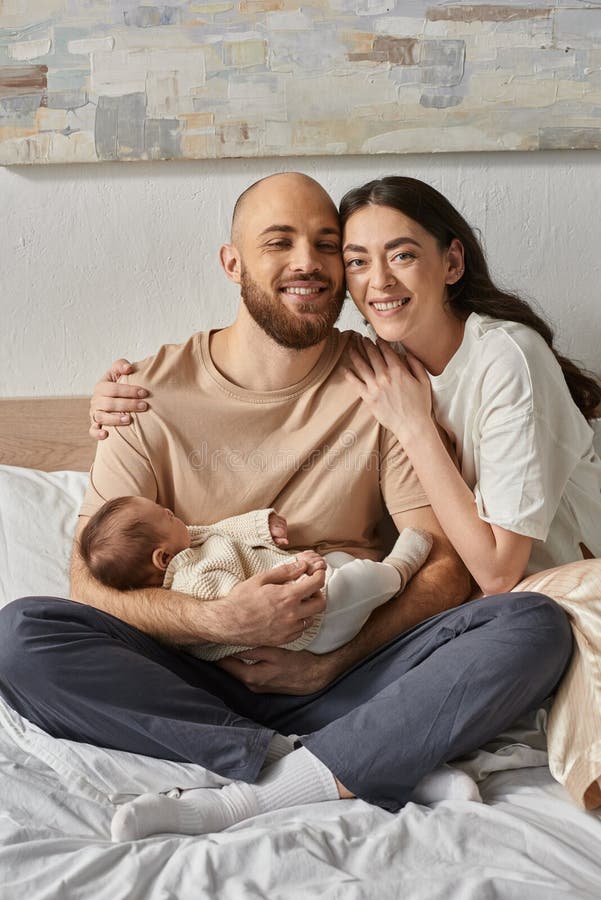 Photo verticale de parents joyeux assis image stock