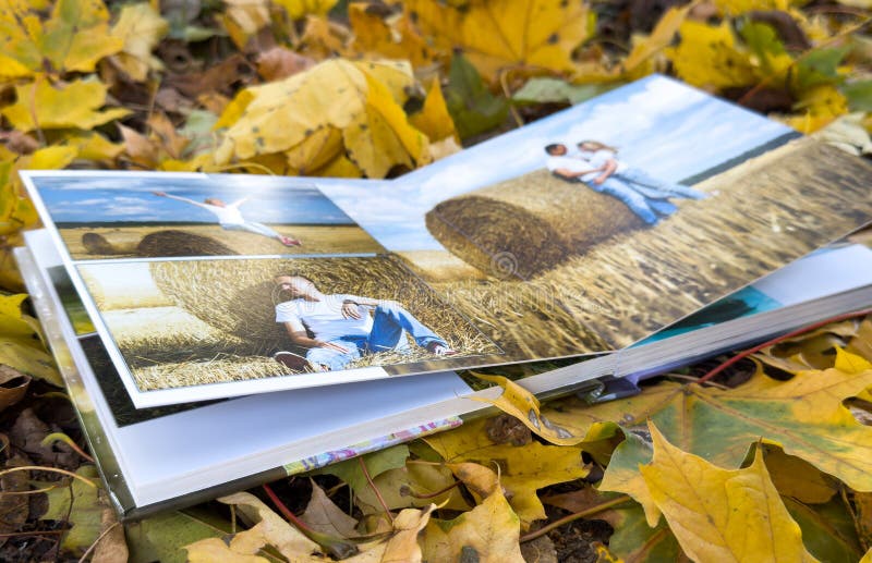 Photobook sur les feuilles fond fermeture de l'album photo de la famille photobook photos libres de droits