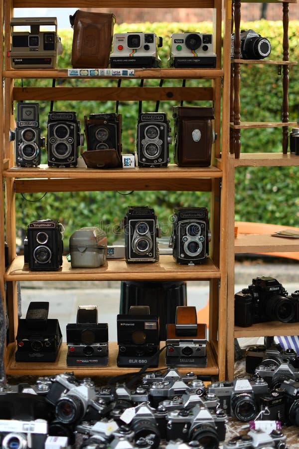 Photocameras del vintage en el mercado de pulgas foto de archivo Photocameras del vintage en el mercado de pulgas foto de archivo