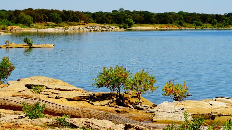 Rim rocks at the Grapevine Lake in Texas