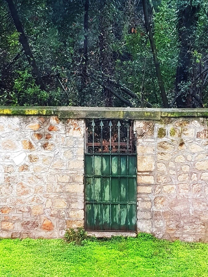 Fotografie visualizzato bellissimo progetto da vecchio antico metallo cancello contro calcolo parete impostato esterno giardino, Roma,.