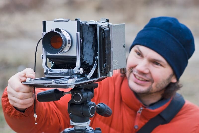Photographe avec le vieux tir d'appareil-photo extérieur. Photographe avec le vieux tir d'appareil-photo extérieur.