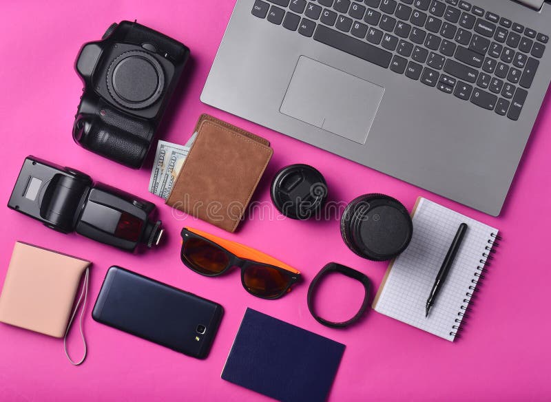 Photographe d'équipement, ordinateur portable, bourse avec des dollars, smartphone, montre intelligente, passeport, banque de pui images stock Photographe d'équipement, ordinateur portable, bourse avec des dollars, smartphone, montre intelligente, passeport, banque de pui images stock
