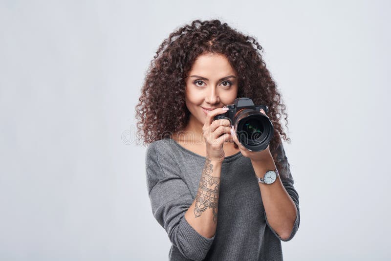 Photographe de femme avec l'appareil-photo professionnel de photo photo stock Photographe de femme avec l'appareil-photo professionnel de photo photo stock