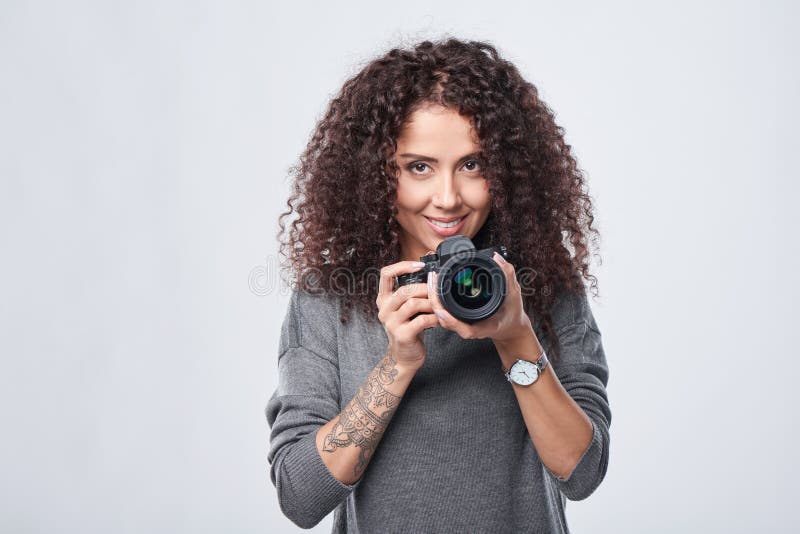 Photographe de femme avec l'appareil-photo professionnel de photo photographie stock Photographe de femme avec l'appareil-photo professionnel de photo photographie stock
