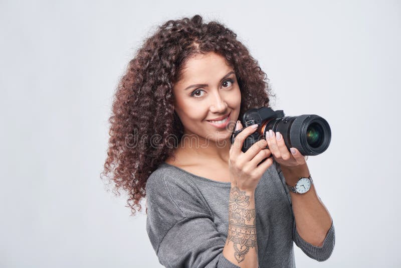 Photographe de femme avec l'appareil-photo professionnel de photo images stock Photographe de femme avec l'appareil-photo professionnel de photo images stock