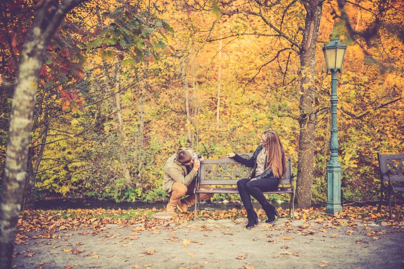 Download Photographe et modèle image stock. Image du fille, outdoors - 45353821