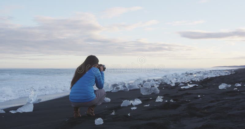 Photographe et prend des photos en nature sur l'Islande Diamond Beach avec de la glace