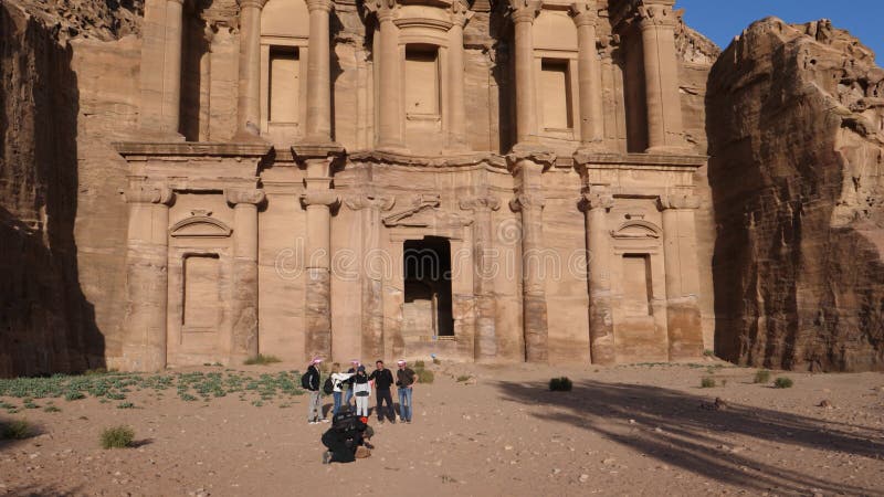 Photographe photo d'un groupe de touristes devant le monastère ad deir clips vidéos