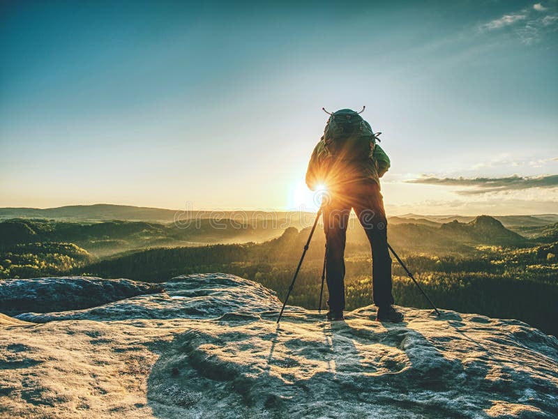 Photographe sur la montagne au-dessus de la vall?e avec la brume de matin photos libres de droits Photographe sur la montagne au-dessus de la vall?e avec la brume de matin photos libres de droits