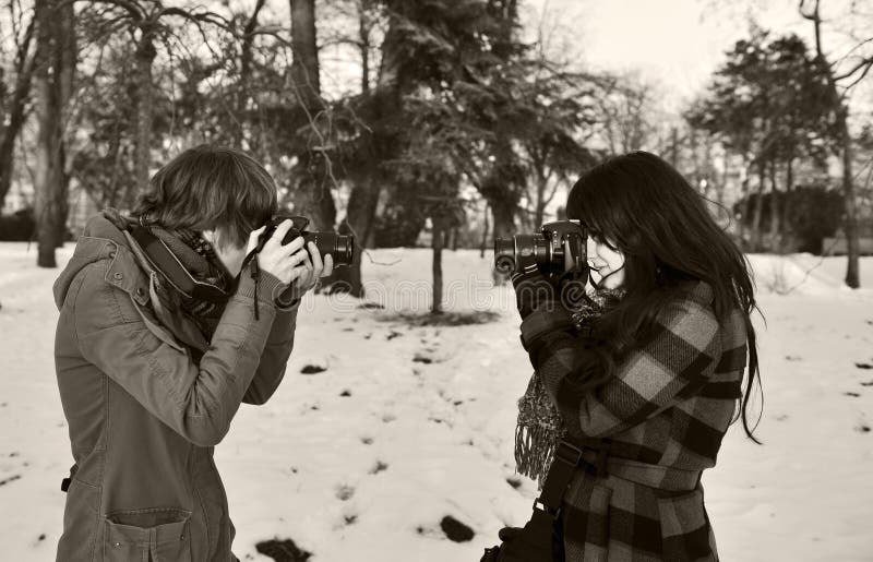 Dve dievčatá fotografi fotografovanie každý ďalšie.