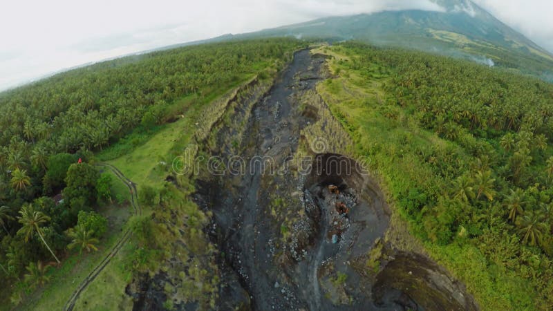 Photographie aérienne de rivière outflowing volcanique pour la cendre Ville de Legazpi Le volcan Mayon philippines banque de vidéos