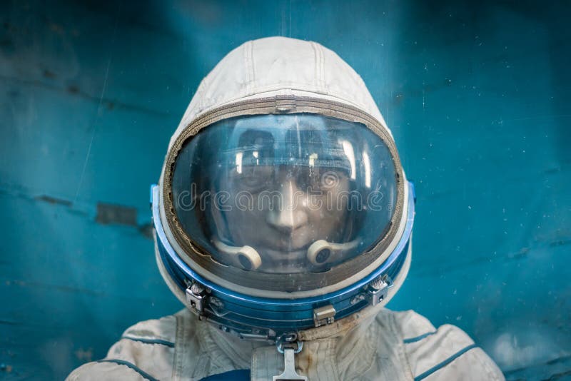 Photo de stock L'enfant est habillé d'un casque astronaute