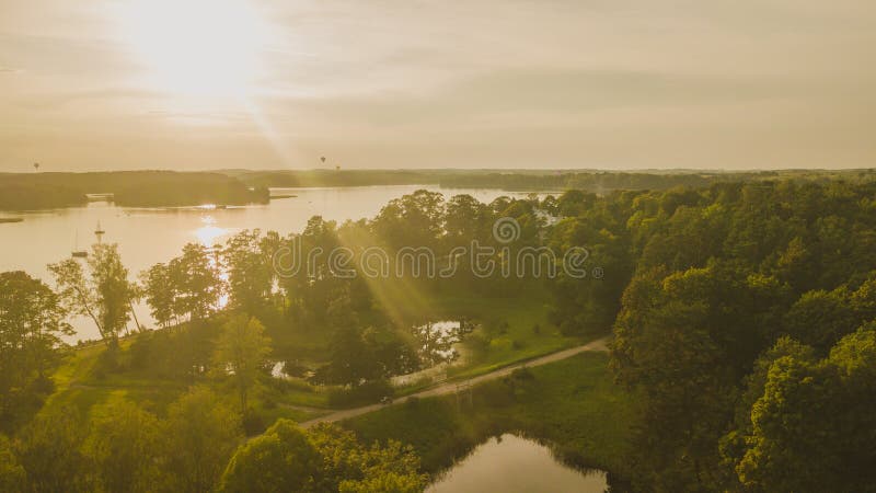 Photographie de bourdon des uzutrakis pendant le coucher du soleil image stock Photographie de bourdon des uzutrakis pendant le coucher du soleil image stock