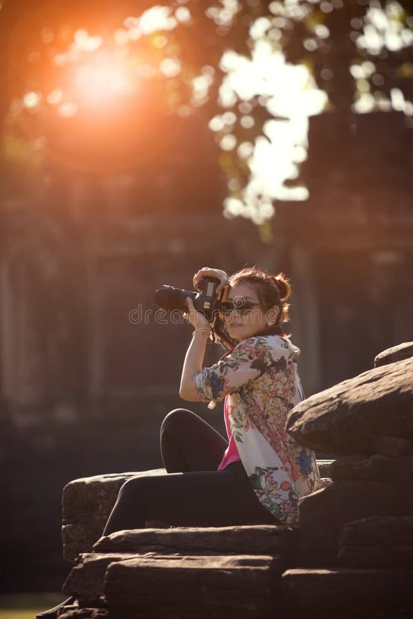 Photographie de prise de touristes de femme par l'appareil-photo de dslr dans le DEST de déplacement photo stock Photographie de prise de touristes de femme par l'appareil-photo de dslr dans le DEST de déplacement photo stock