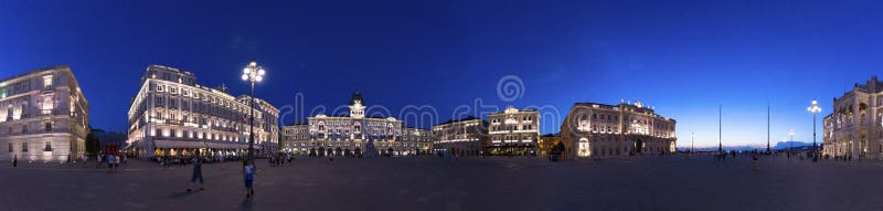 Photographie panoramique de Piazza Unità d “Italie au crépuscule à l'heure bleue, Trieste, Italie photo stock Photographie panoramique de Piazza Unità d “Italie au crépuscule à l'heure bleue, Trieste, Italie photo stock