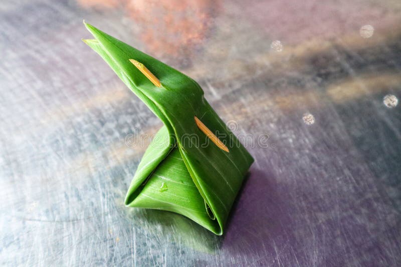 Photos en gros plan des desserts thaïlandais enveloppés dans des feuilles vertes de banane sur la table images stock Photos en gros plan des desserts thaïlandais enveloppés dans des feuilles vertes de banane sur la table images stock