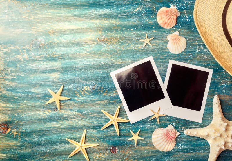 Photos polaroïd vides avec des coquilles de mer photo libre de droits Photos polaroïd vides avec des coquilles de mer photo libre de droits
