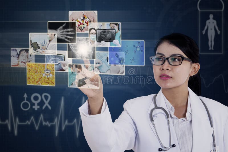 Photos émouvantes de docteur féminin sur l'écran tactile bleu