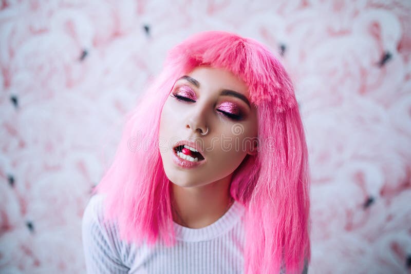 Photoshoot моды привлекательной европейской женщины с розовыми волосами и яркого красочного макияжа, стильной женщины с пинком стоковые изображения rf Photoshoot моды привлекательной европейской женщины с розовыми волосами и яркого красочного макияжа, стильной женщины с пинком стоковые изображения rf