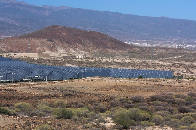 Photovoltaic installatie op een dor gebied in het zuiden van Tenerife stock afbeelding Photovoltaic installatie op een dor gebied in het zuiden van Tenerife stock afbeelding