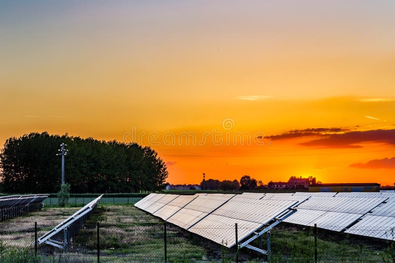 Photovoltaic panelen in het platteland royalty-vrije stock foto's Photovoltaic panelen in het platteland royalty-vrije stock foto's