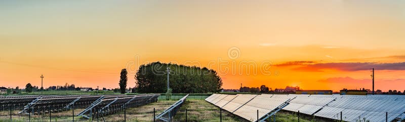 Photovoltaic panelen in het platteland stock fotografie Photovoltaic panelen in het platteland stock fotografie